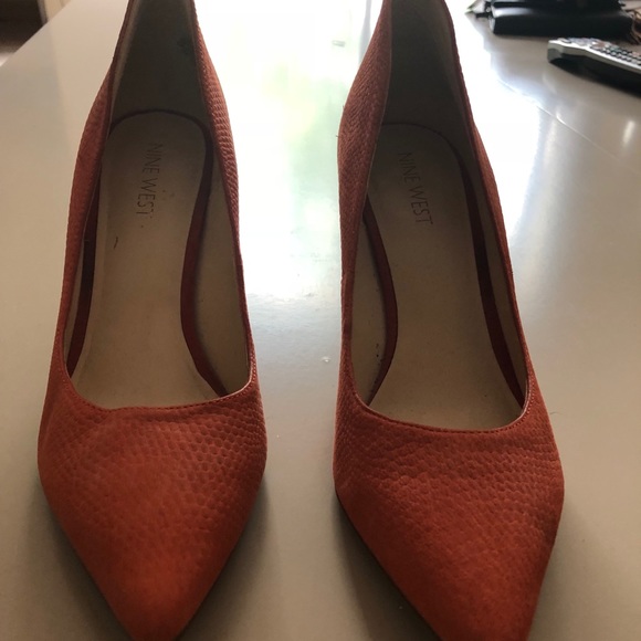 Pointy high heels - Picture 2 of 3